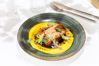 Piept de raţă cu piure de pâstarnac si brocoli