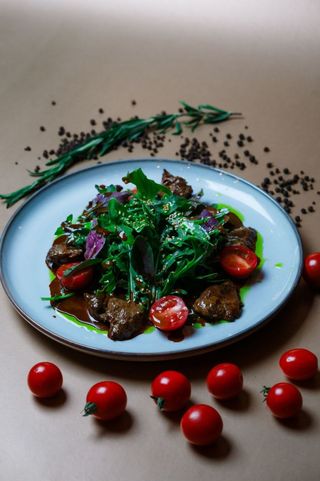 Салат из телятины с рукколой под имбирной заправкой.