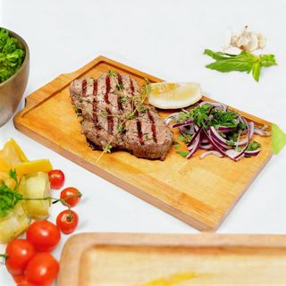 Свинска вратна пържола с гарнитура мачкан картоф (450г)