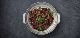 Svinjetina na crnom luku i maslacu