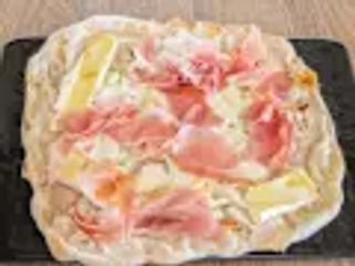 Pinsa focaccia prosciutto crudo e brie francese
