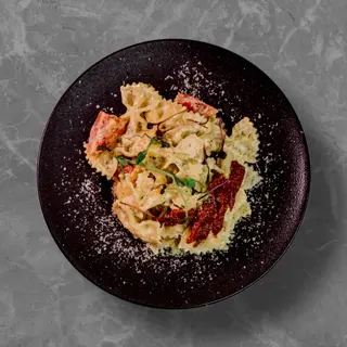 Фарфалле с индейкой и шпинатным соусом