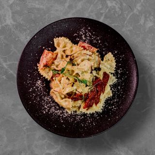 Фарфалле с вялеными томатами и соусом песто