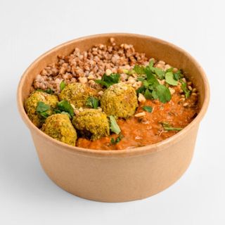 Kasza gryczana z gulaszem afrykańskim i klopsami wieloroślinnymi