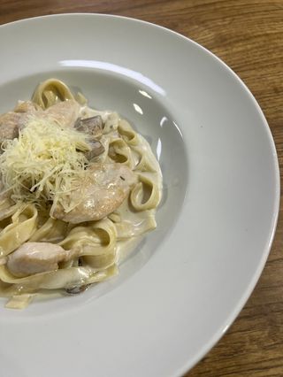 Фетучини с курицей с грибами (300 гр.)