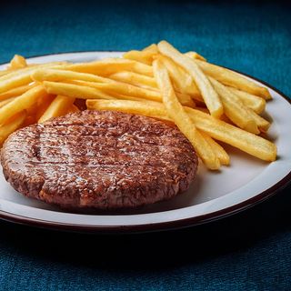 Hamburger di vitello con patatine e salse