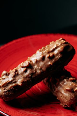 Еклер солона карамель та фундук