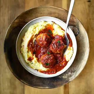 Chiftelute vegane cu sos rosu și piure de pastarnac