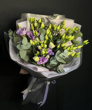 7 гілок еустоми та зелені із упакуванням №5