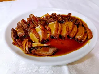 E25. Pato con salsa de ajos