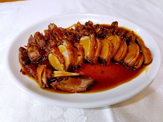 E24. Pato con salsa picante