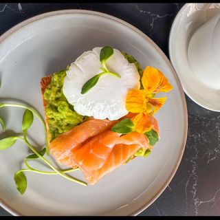 Tost s avokadom i poširanim jajetom i lososom