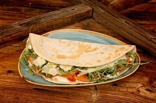 Piadina Crudo e Philadelphia