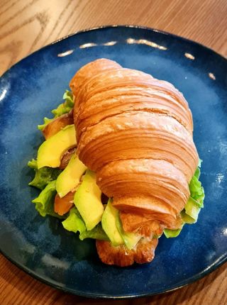 Круасан з червоною рибою та авокадо