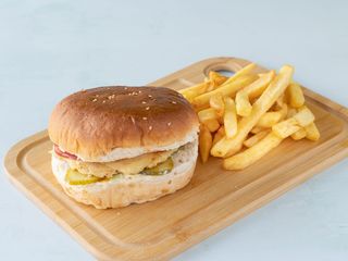 Chicken burger i pomfrit