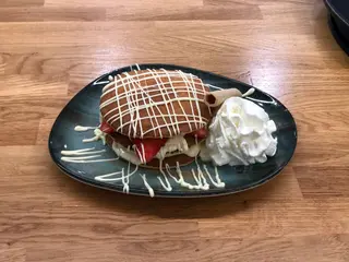 Tortitas Con Chocolate Blanco Más Plátano Y Fresa