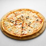 Пицца с ветчиной и шампиньонами