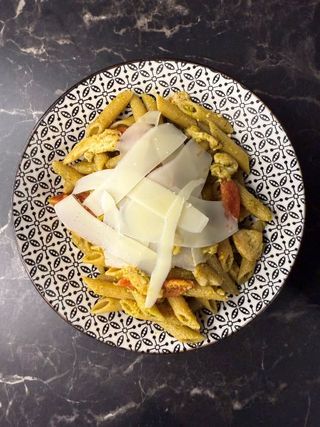 Пълнозърнеста паста с пиле и песто