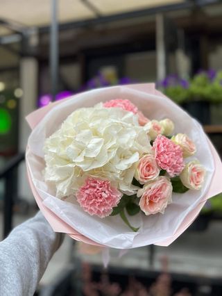 Букет з гортензією,діантусом і кущовою трояндою