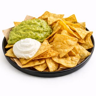 Nachos con Guacamole y Queso Crema