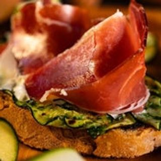 Bruschetta zucchina, burrata e crudo