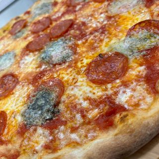 PIZZA AL PIATTO ROSSA - SALAME E GORGONZOLA 