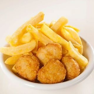 Nuggets de pollo con patatas fritas
