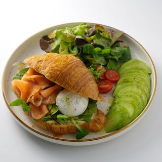 Круассан с лососем и авокадо