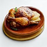1/2 pollo tradicional con su salsa del asadero y papas (para 1 persona)