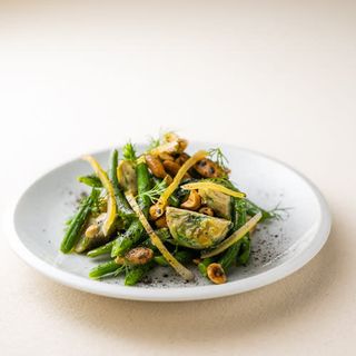 Ensalada de alcachofas, avellanas y lima encurtida