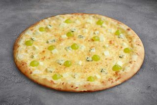 Піцца 5 сирів з виноградом (30см)