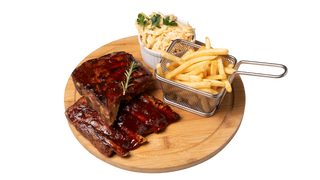 Żeberka w sosie BBQ z frytkami