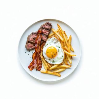 Lomo, beicon, patatas y huevo