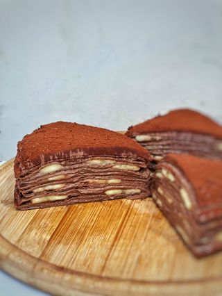 შოკოლადის ბლინის ტორტი ბანანით  - 1 ნაჭერი