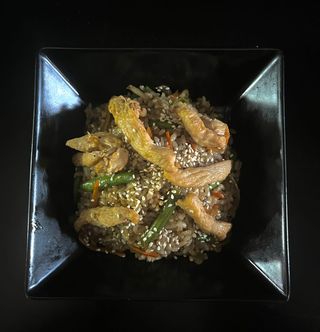 Тяхан з куркою та овочами у вершковому соусі (350г)