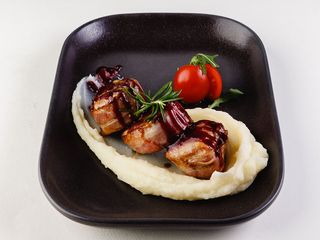 Медальйони зі свинини у беконі під ягідним соусом (320г)