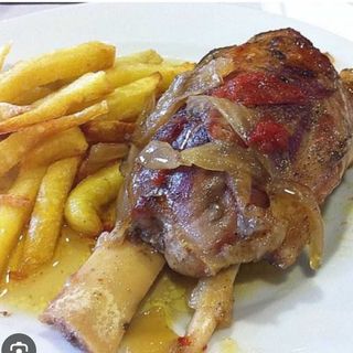 Codillo De Cerdo Con Patatas