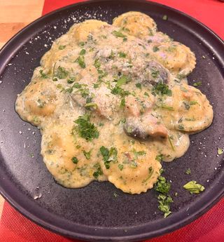 Ravioloni De Trufa Con Setas De Campo
