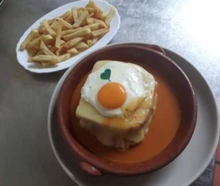 Francesinha Especial com Bife Filé com Batata (Dividida)