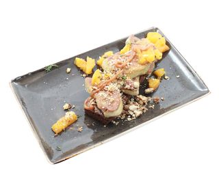 Гъши дроб с чътни от круша, малиново сладко, кроасан и шам фъстък (200г)