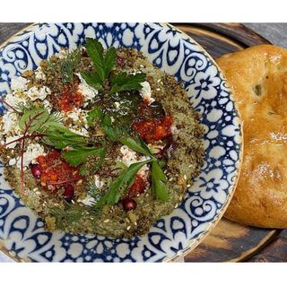 Хумус з сирним хлібом