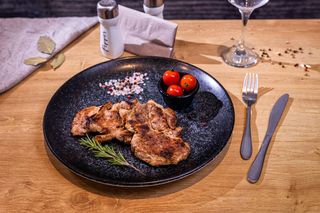 Ceafă de porc la grătar cu cartofi pai/ piure de cartofi