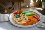 Salată cu humus și legume