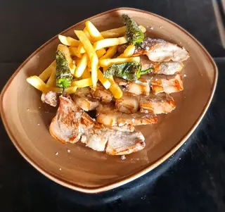 Secreto con papas fritas