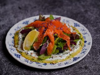 Кабачковий оладок з лососем