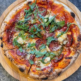 პიცა პეპერონი ბალზამიკოს კარამელით