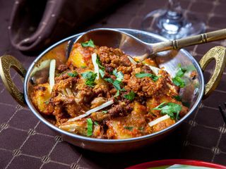 CARTOFI CU CONOPIDA (Aloo gobi)