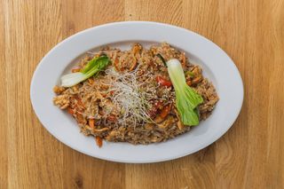 Ryż smażony z kurczakiem i warzywami