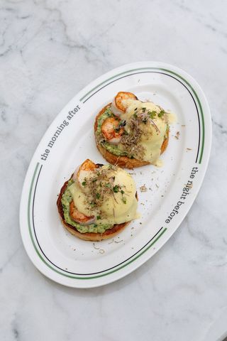 Jajka po benedyktyńsku z krewetką, miodowo-musztardowym sosem i truflą