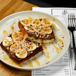 Вафлі з нутеллою та бананом